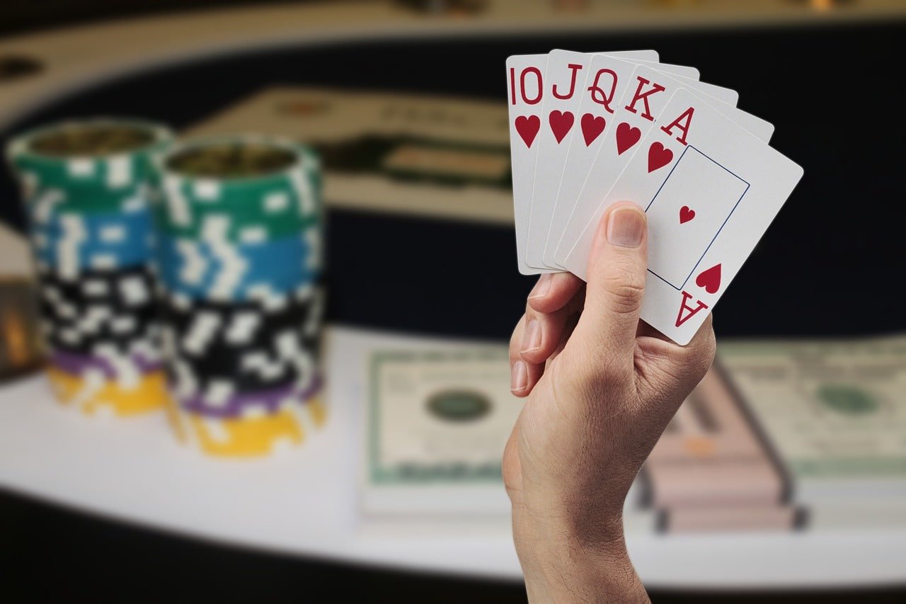 Suasana dealer live casino profesional dengan pencahayaan neon